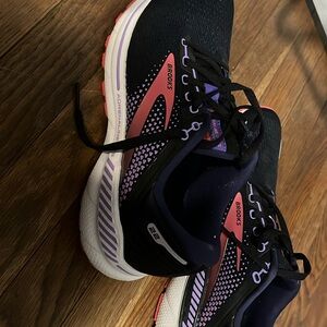Barely worn women’s brooks running shoes!! Super comfy and in great condition.